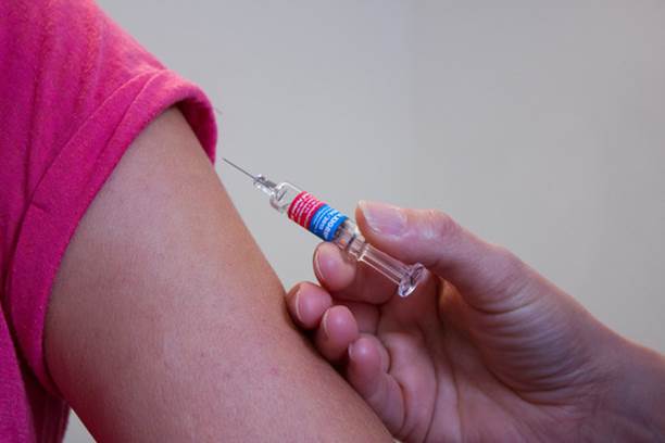 <p>Las vacunas protegen hoy al 86% de la población mundial y, según los datos de la OMS, evitan la muerte de dos millones de personas al año. / Pixabay</p>