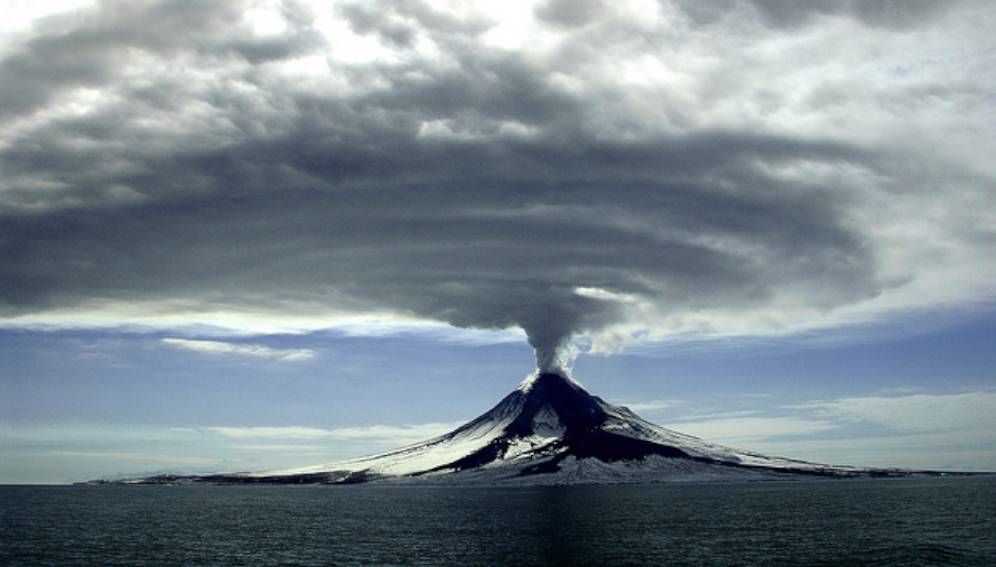 Erupción del volcán Augustine, Alaska, en enero de 2006