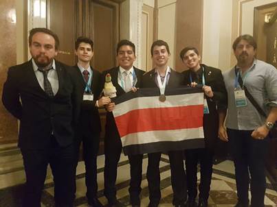 Foto de la delegación, el ganador con la medalla y la bandera de Costa Rica.
