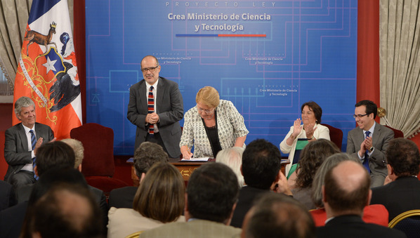 Presidenta Bachelet y dos ministros firman el proyecto de ley que crea el Ministerio de Ciencia y Tecnología.