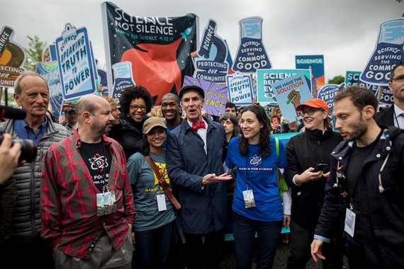 <p>Miles de personas se reunieron bajo el cielo nublado de Washington DC durante la Marcha por la Ciencia, en la que también participó el presentador y divulgador científico <a href=