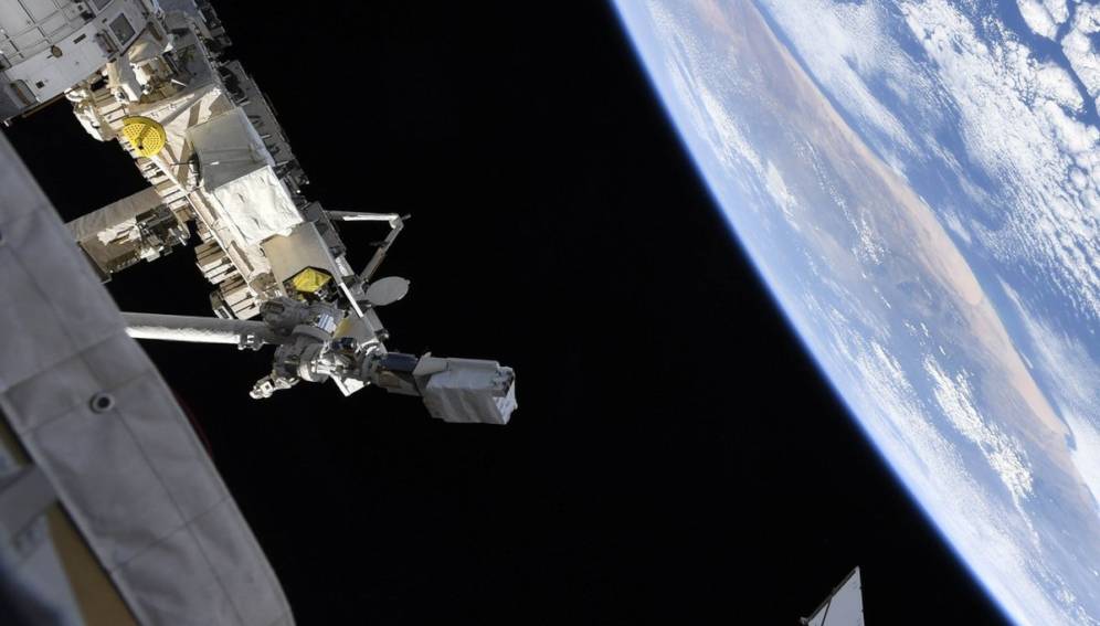 Módulo japonés Kibo en la Estación Espacial Internacional, justo antes de lanzar los microsatélites de Costa Rica y Kenia.