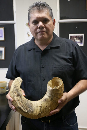 Foto de el Dr.-Guillermo-Romero-Figueroa, sosteniendo un cuerno de borrego cimarrón.