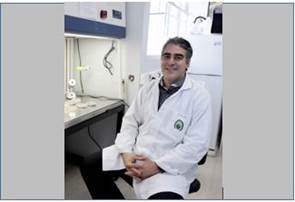Foto del Dr. Adrián Pinto sentado en su laboratorio.