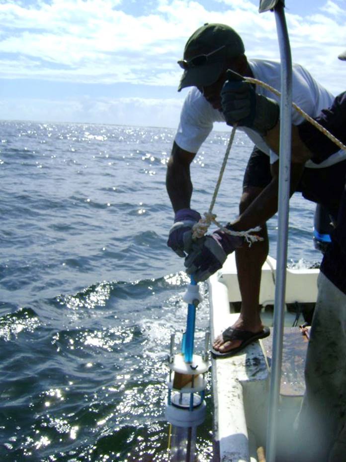 Se ve una persona en un barco en alta mar, colocando un instrumento en e  agua.
https://www.scidev.net/filemanager/root/site_assets/2020_lac___october/sedimentos_caribe2.jpg