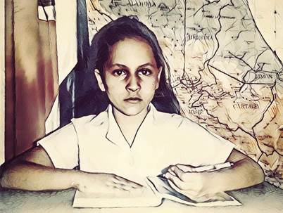 Foto de Yarima en su edad escolar posando en un pupitre con el mapa de Costa Rica al fondo y un lápiz en la mano izquierda.