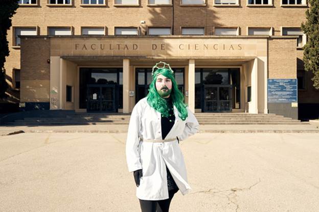 <p>Sassy Science en la puerta de la facultad de Ciencias de la Universidad de Zaragoza. / Víctor Serrano, SINC</p>