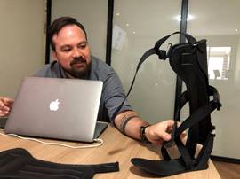 El Ing. Daniel Berdugo sentado en su escritorio con una laptop.