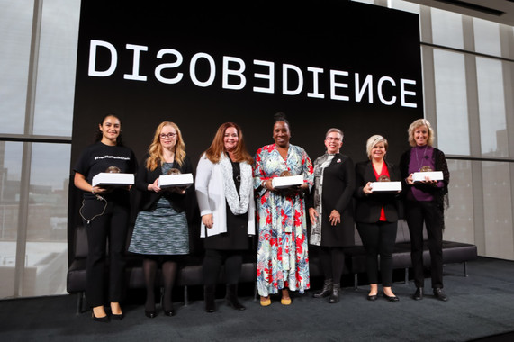 <p>Beth Anne McLaughling (tercera por la izquierda) recibe el Premio MIT a la desobediencia por su labor contra el acoso sexual, junto a otras abanderadas del movimiento #MeToo</p>