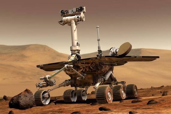 Foto del rover Opportunity recorriendo la superficie marciana, el terreno se ve muy árido y de color café. / NASA