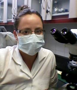 Foto de Máster Milena Argüello, en su laboratorio.