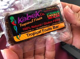 Se muestra un producto de una las empresas participantes; el producto es una barra de frutas tropicales, libre de gluten.