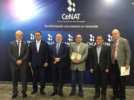 Seis personas posando, frente al auditorio de la celebración de aniversario de CENAT.