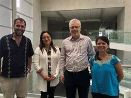 En la foto el  Dr. Thibaud Sauvageon y la Máster Mariana Díazcon, posan de pie con don Arturo Vicente, Secretario Ejecutivo del CONICIT y con la Asesora Profesional Ing. Ileana Hidalgo, todos sonríen.