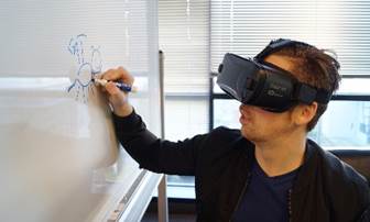 Foto de una persona realizando la prueba virtual.