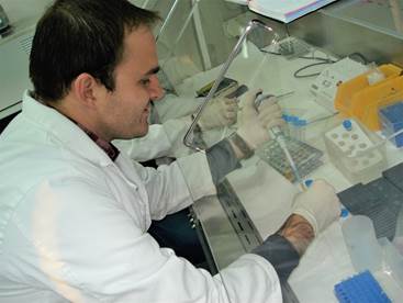 El Dr. Valverde en su laboratorio sentado hace pruebas.