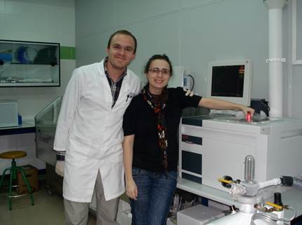 Atnhony Valverde posa en un laboratorio junto a una investigadora.