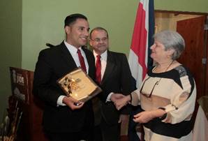 El periodista Alexánder Rivera González del programa 7 Días de Canal 7, ganador de la edición anterior (2017) recibe la placa de manos de la Presidente del CONICIT Dra. Giselle Tamayo.