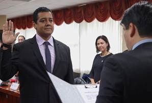 Foto donde el Presidente de la República Carlos Alvarado, juramenta al M.Eng. Jorge Oguilve.