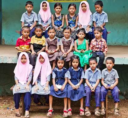 Foto ilustrativa, donde posan 9 parejas de niños y niñas gemelas de diferentes nacionalidades.