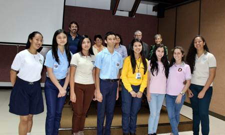 Foto ilustrativa, un grupo de al menos 12 estudiantes, que han participado anteriormente en el Concurso Ensayo.