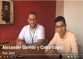 Los investigadores Alexander Garrido y Caleb López posan sentados en una mesa al ser entrevistados.