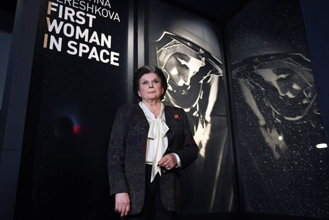 Foto de Valentina Tereshkova primera mujer en el espacio, posa de pie en el Museo de Ciencias de Londres en la inauguración de la exhibición dedicada a su vida y carrera / Copyright EFE