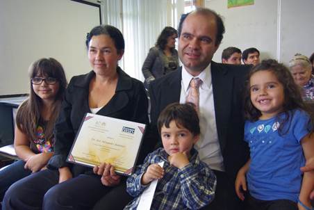 Foto ilustrativa, el ganador del año 2012, Jose Alexander Ramírez, posa el día de la premiación junto a su familia, esposa y tres hijos, dos niñas y un niño, todos sentados.