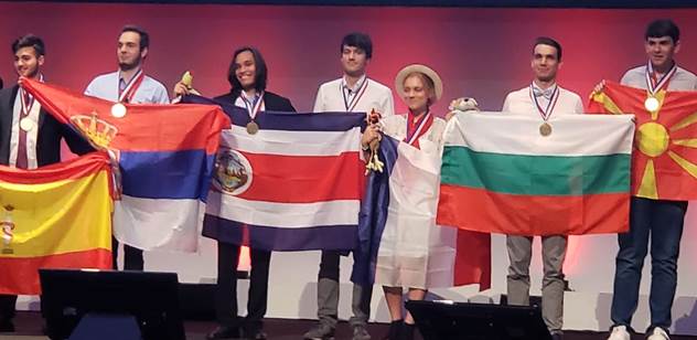 Foto con las delegacines de España, Serbia, Costa Rica, Francia, Bulgaria y la de República de Macedonia.