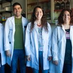 Cuatro investigadores posan en el laboratorio con gabachas blancas, sonríen.
https://www.agenciacyta.org.ar/content/uploads/2019/08/Foto-1-Gottifredi-et-al-150x150.jpg