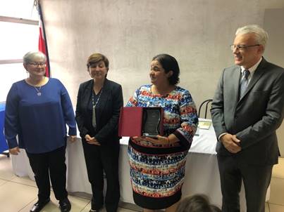 En la foto Michelle Soto muestra su placa mientras posa junto a Guiselle Tamayo y a Arturo Vicente Presidenta del Consejo Directo y Secretario Ejecutivo del CONICIT respectivamente.