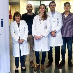 Grupo de 6 investigadores (cuatro  hombres y dos mujeres) algunos batas blancas posan de pie en un laboratorio.

https://www.agenciacyta.org.ar/content/uploads/2019/06/Foto-Fleni-150x150.jpg