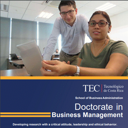 Afiche del Programa "Doctorate in Business Management", tiene elnombre y una foto de dos estudiantes una chica sentada en un escritorio con una computadora y un chico de pie junto a ella.