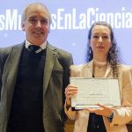 La misma foto de arriba, en tamaño pequeño.
Marina González posa mostrando su certificado de mención especial junto a un representante del Premio.

https://www.agenciacyta.org.ar/content/uploads/2020/02/Foto-Marina-Gonzalezjpg-150x150.jpg