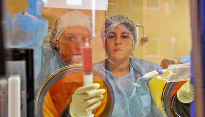 Foto ilustrativa, dos investigadoras mientras trabajan en el laboratorio