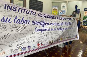 Foto de la  manta con el agradecimiento y firmada por las instituciones asistentes a la celebración.