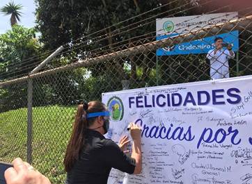 Foto de la alcaldesa de Coronado Nidia Jiménez mientras firma la manta.