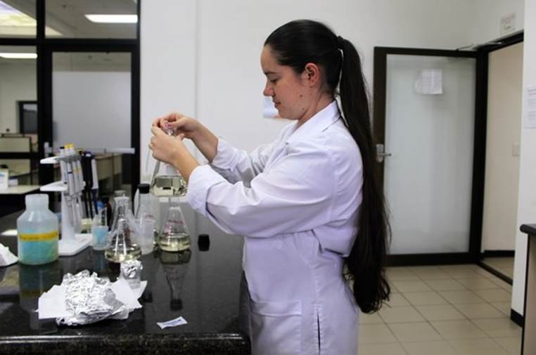 La becaria Andrea Chacón, de la Universidad de Costa Rica, realiza su proyecto en el Laboratorio Nacional de Nanotecnología (LANOTEC) del CeNAT. Foto: Cortesía CeNATCONARE