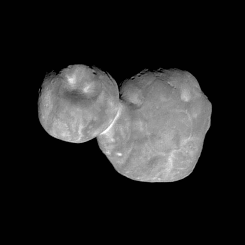Una fotografía tomada de cerca por el explorador espacial New Horizons de la NASA muestra muchas hendiduras pequeñas en el Ultima Thule con menos de 700 metros (medio kilómetro) de diámetro. (NASA/Johns Hopkins University Applied Physics Laboratory/Southwest Research Institute via AP)
