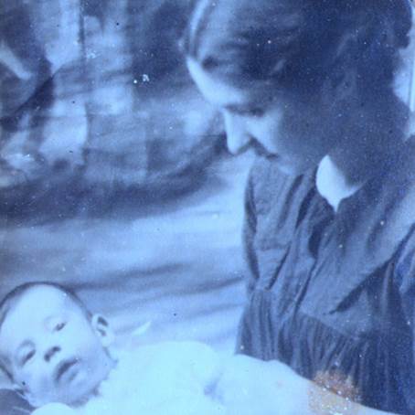 Rafael Lucas bebé con su madre, Emila Caballero Gamboa