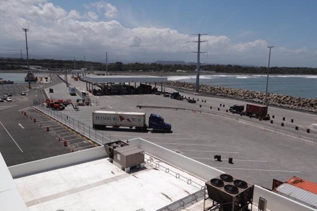 La isla artificial donde ubica el puerto es de 40 hectáreas, comenzó a construirse hace tres años, más casi un año de dragado. José Cordero
