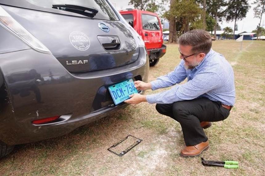 Carlos Wálker Uribe revisa las nuevas placas para su vehículo. Durante la entrega, comentó que sus costos pasaron de unos ¢80.000 al mes en combustible a unos ¢20.000 en electricidad / Albert Marín.