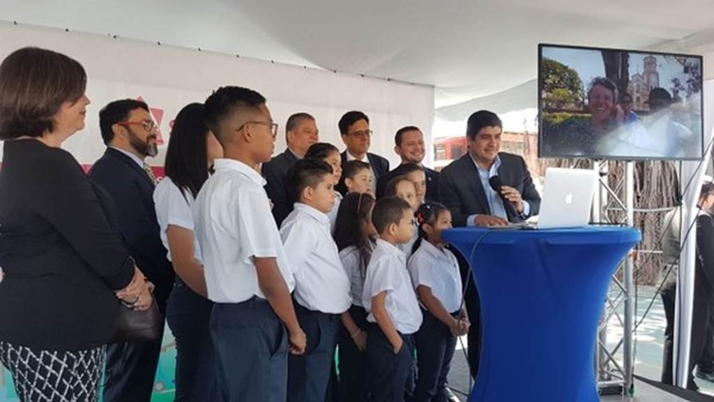Durante la inauguración del programa, en la plaza de Pavas, el presidente Carlos Alvarado se contactó con varias personas que estaban en otras partes del país. Foto: Micitt.