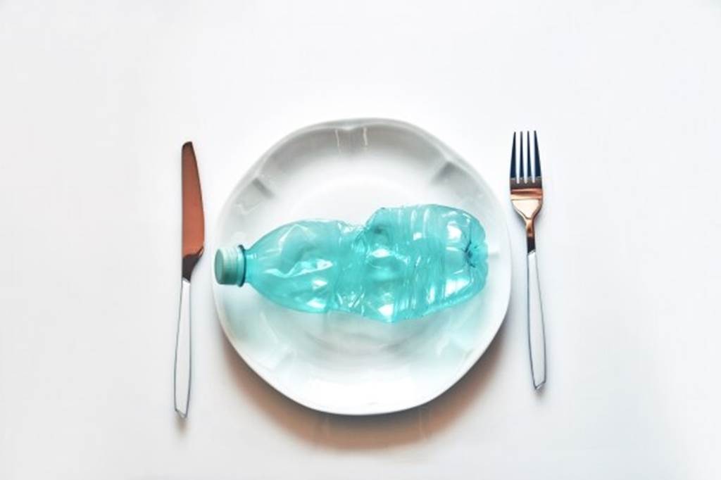 Según los investigadores, la fuente más grande de ingestión de plástico en todo el mundo es el agua, tanto embotellada como del grifo. Shutterstock