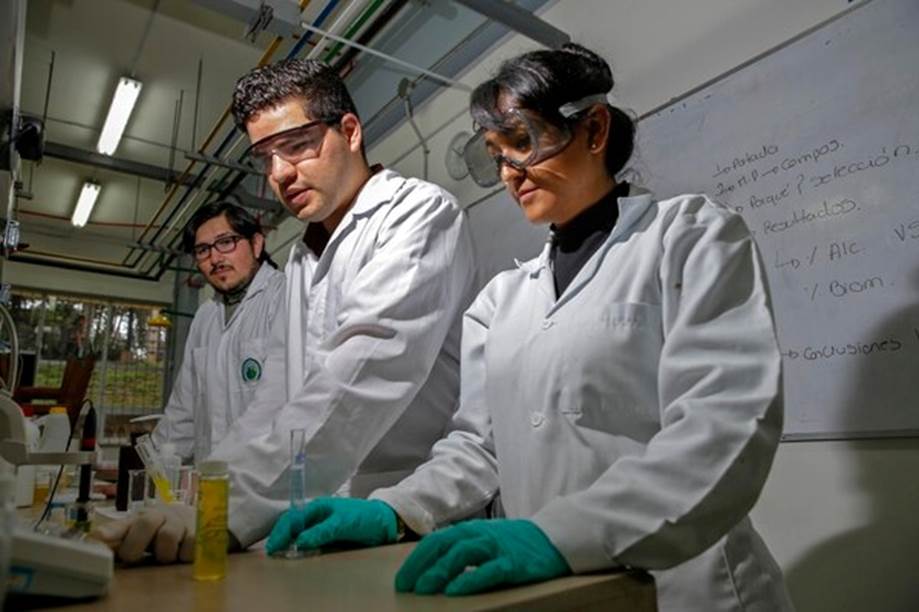 De izquierda a derecha: Freddy Gómez, Ronald Salas y Heidy León. Los jóvenes trabajan en control de calidad de las materias primas y del producto terminado. Fotos: Mayela López