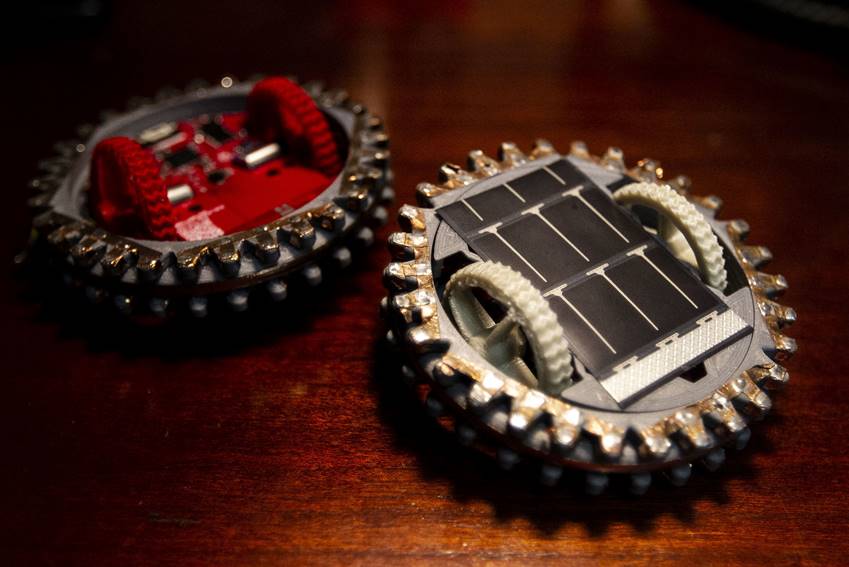 Prototipos a escala de dos mini-robots mexicanos que viajarán a la luna en 2021