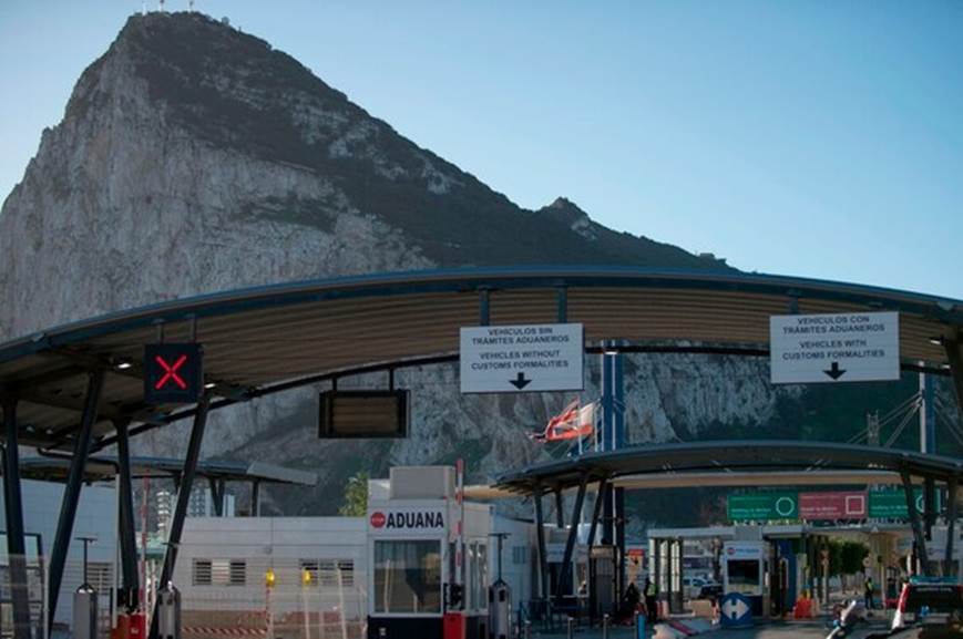 El enclave británico de Gibraltar anunció este sábado que aplicará un nuevo confinamiento de dos semanas debido al fulgurante aumento de los casos de coronavirus, que según las autoridades locales podría deberse a la nueva cepa de covid-19 surgida en Reino Unido. / JORGE GUERRERO / AFP