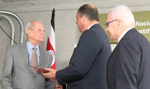 En la foto don Luis Guillermo entrega el reconocimiento a don Rodrigo, los acompaña don Walter Fernández.
InauguracionEdificio2014-84