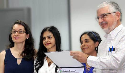 El Dr. Gutiérrez posa mostrando un certificado lo acompañan 3 investigadoras, todos de pie y sonríen

https://www.larepublica.net/storage/images/2017/09/26/201709261231460.premio-clodomiro-f.jpg
