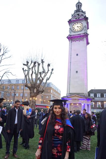 Foto de la Máster Johanna González, en la Universidad Queen Mary en Londres, el día de su graduación.